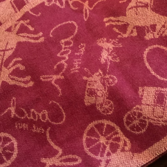 Coach horse and carriage pattern wool and cashmere scarf - Picture 5 of 6